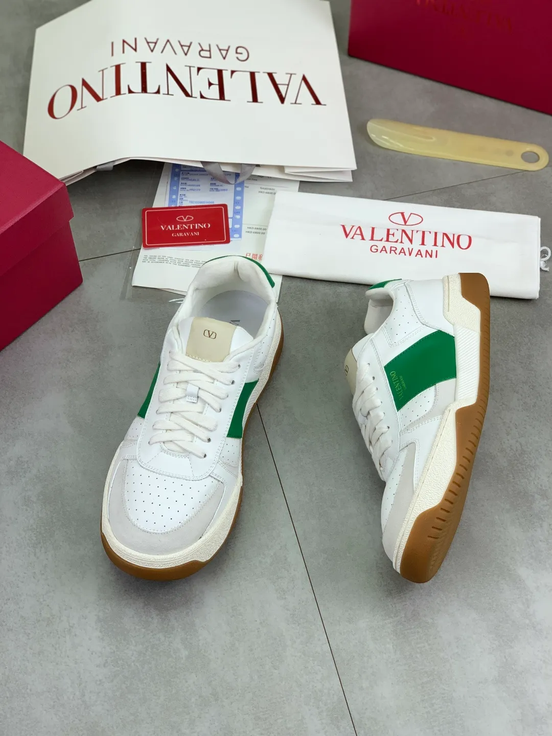 Men's men's shoes 💰P660 new top version of Valentino couple's bread shoes! Valentino Joie de Jouer series Velcro thick sole bread shoes couple style casual sports shoes white shoes original purchase development and production Joie de Jouer series simple style without losing style. The pure white base is paired with fresh green and soft beige, and the unique Velcro design highlights your personality. Every detail tells fashion and quality, wear it, take a confident step, and start the trend journey ✔️Fabric: Original customized imported first-layer cowhide ✔️Inner lining: Original customized soft sheepskin lining ✔️Outsole: Original molded non-slip TPU material ✔️Sole thickness: 3.5CM ✔️Size: Women's 35-41 Men's 38-46 (38. Male, 41 female, 46 non-refundable
